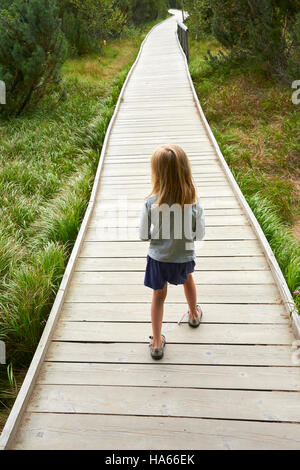 Petit enfant fille blonde explorer la nature au lac trois moor (Trijezerni barrette), Parc National Sumava, forêt de Bohême, République Tchèque Banque D'Images