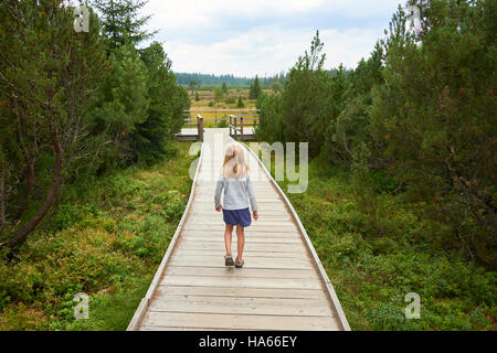 Petit enfant fille blonde explorer la nature au lac trois moor (Trijezerni barrette), Parc National Sumava, forêt de Bohême, République Tchèque Banque D'Images