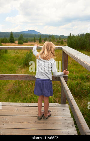 Petit enfant fille blonde explorer la nature au lac trois moor (Trijezerni barrette), Parc National Sumava, forêt de Bohême, République Tchèque Banque D'Images