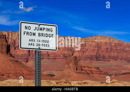 Affichage dynamique avec des restrictions sur le saut d'un pied bridge, Arizona, États-Unis Banque D'Images