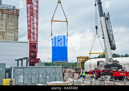 Le site de Savannah River (SRS) comprend des réservoirs de traitement des déchets nucléaires qui font partie de la recherche en cours sur la gestion des déchets radioactifs. Ces efforts visent à protéger l'environnement et à assurer la sécurité des communautés environnantes. Banque D'Images