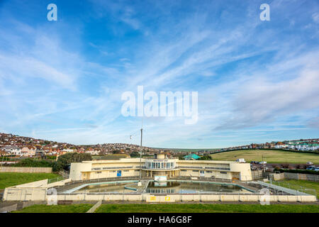 Le Lido Saltdean abandonnés par un beau matin Banque D'Images