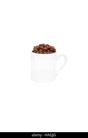 Tasse en céramique blanche remplie de grains de café Banque D'Images