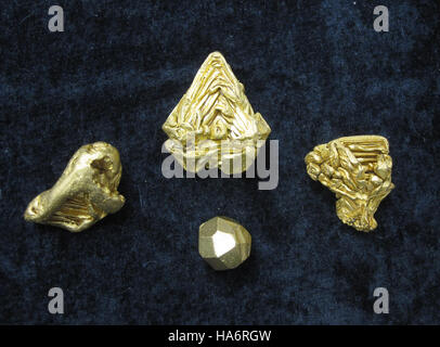 La collection de cristaux du Los Alamos National Laboratory présente divers cristaux, importants pour la recherche scientifique. Ces minéraux sont cruciaux pour comprendre les propriétés des matériaux et les structures atomiques dans les études scientifiques. Banque D'Images