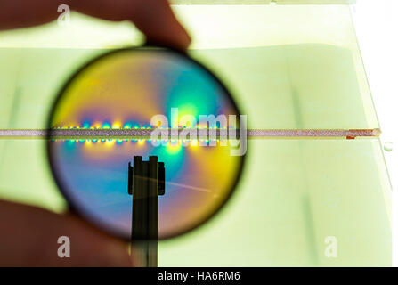Cette image représente une expérience de simulation au laboratoire national de Los Alamos, axée sur la création de conditions semblables à des tremblements de terre dans un environnement contrôlé pour la recherche scientifique. Le travail en laboratoire contribue à la compréhension des activités sismiques. Banque D'Images