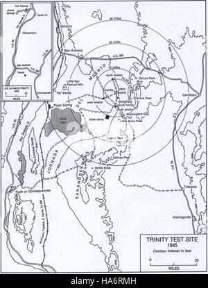 Le site d'essai de Trinity, situé au Nouveau-Mexique, a été le site de la première explosion de bombe atomique en juillet 1945. Cette image capture le moment historique de l'essai, marquant un tournant dans la seconde Guerre mondiale et dans l'histoire nucléaire. Banque D'Images