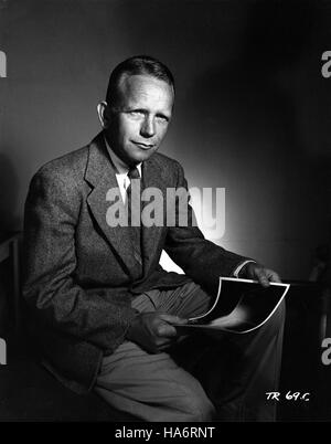 Cette photographie montre Kenneth Bainbridge, le directeur de l'essai Trinity, le premier essai d'arme nucléaire mené par les États-Unis en 1945. L'image capture Bainbridge, une figure clé du Manhattan Project, supervisant l'événement historique de Los Alamos. Banque D'Images