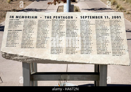 Cette photographie montre un plan plus serré du *Pentagone 9/11 Memorial* avec le logo *Los Alamos National Laboratory* en arrière-plan. L'image symbolise le lien durable entre la recherche sur la sécurité nationale et la commémoration de 9/11 aux États-Unis Banque D'Images