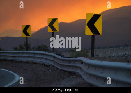 Cette photographie montre une scène d'un feu de forêt à Smokey Bend dans la route, Los Alamos National Laboratory, prise le 27 juin 2011. L'image capture l'intensité du feu et l'impact environnemental du feu de forêt dans la région. Banque D'Images