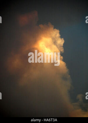 Une photographie prise le 27 juin 2011, montrant les derniers rayons de soleil éclairant un panache de fumée provenant d'un incendie près du laboratoire national de Los Alamos. L'image capture l'effet dramatique du coucher de soleil sur la fumée, avec le laboratoire en arrière-plan. Banque D'Images