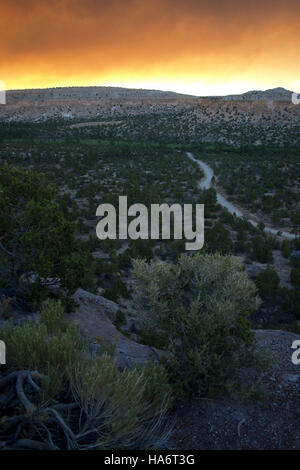 Photographie prise le 27 juin 2011 montrant de la fumée au loin d'un incendie. L'image capture les effets de l'incendie, qui s'est produit près du laboratoire national de Los Alamos, un site avec une importante recherche et une importance historique. Banque D'Images