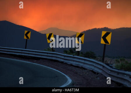 L'image représente les conséquences d'un incendie de forêt survenu le 27 juin 2011, près du laboratoire national de Los Alamos. L'incendie, qui a touché la zone, est montré sur la photographie, soulignant l'ampleur de la destruction et l'impact sur l'environnement environnant. Banque D'Images