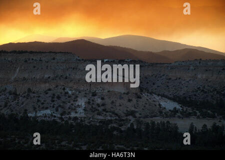 L’incendie de 253, qui s’est produit le 27 juin 2011 à Los Alamos, au Nouveau-Mexique, était un incendie destructeur qui a touché la région. L'incendie a causé d'importants dommages au paysage et aux infrastructures, ce qui a incité à déployer d'importants efforts de lutte contre l'incendie pour le contenir. Banque D'Images