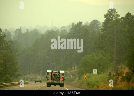 L'image capture l'incendie de Los Alamos le 27 juin 2011, alors qu'il se propage près de West Jemez Road. Ce feu de forêt a causé d'importants dégâts dans la région, impactant le laboratoire national de Los Alamos et les régions environnantes. Banque D'Images