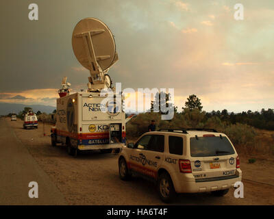 Une photographie capturant la couverture médiatique de l'incendie de Los Alamos le 27 juin 2011, montrant les intervenants d'urgence et l'impact de l'incendie sur la région. Banque D'Images