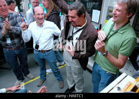 Le 22 mars 2012, une équipe du laboratoire national de Los Alamos a célébré l'obtention d'un champ magnétique record, marquant une étape importante dans la recherche scientifique. Cette réalisation représente un progrès dans des domaines tels que la physique et la science des matériaux, soulignant l'importance de la recherche innovante dans les laboratoires nationaux. Banque D'Images