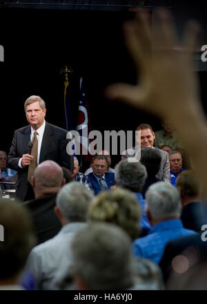 Le secrétaire à l'Agriculture Tom Vilsack s'est rendu dans le sud-est de l'Ohio pour une tournée rurale, discutant des questions agricoles, des pratiques agricoles et du soutien de l'USDA aux communautés rurales lors d'une Assemblée générale. Banque D'Images