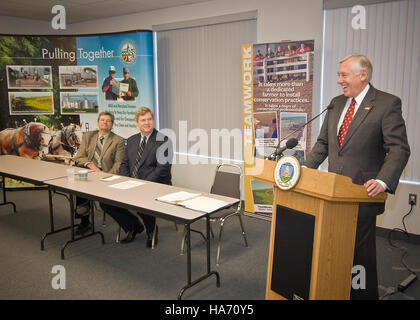 Une table ronde du Maryland organisée par le membre du Congrès Steny Hoyer et le secrétaire de l'USDA Tom Vilsack se concentre sur la conservation des sols et les pratiques agricoles durables. L'événement engage les agriculteurs et les dirigeants locaux à discuter des solutions aux défis environnementaux. Banque D'Images
