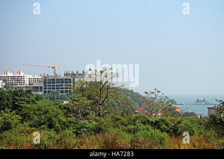 Construction d'immeubles de grande hauteur sur une colline avec vue panoramique sur la mer Banque D'Images