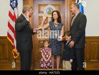 Elisabeth Hagen est assermentée en tant que secrétaire à la sécurité alimentaire dans la salle de conférence du secrétaire, en présence de Tom Vilsack, sous-secrétaire du ministère de l'Agriculture des États-Unis. La cérémonie marque un événement important dans l’engagement du gouvernement américain envers la salubrité des aliments, en mettant l’accent sur la santé publique et les responsabilités réglementaires. La prestation de serment souligne l'importance du leadership dans la surveillance des normes de salubrité des aliments du pays. Banque D'Images