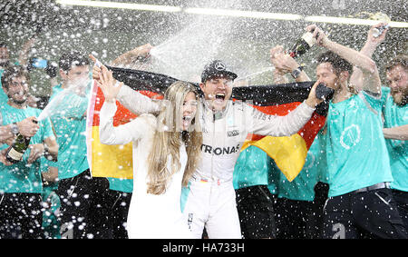 Mercedes Nico Rosberg célèbre remportant le championnat du monde de Formule 1, avec son épouse Vivian, après le Grand Prix d'Abu Dhabi au Circuit de Yas Marina, à Abu Dhabi. Banque D'Images