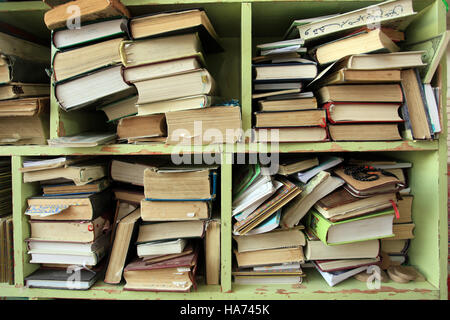 Des livres religieux dans une mosquée, Shiraz, Iran. Banque D'Images