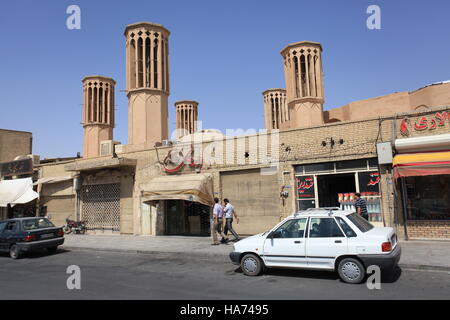 Bâtiment avec badgirs - tours à vent utilisé comme un système de climatisation naturelle, Yazd, Iran. Banque D'Images