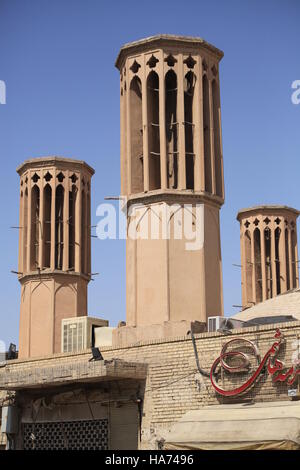 Bâtiment avec badgirs - tours à vent utilisé comme un système de climatisation naturelle, Yazd, Iran. Banque D'Images