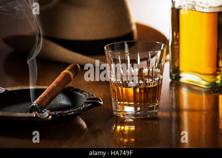 Whisky et cigare, sur fond de bois close up Banque D'Images