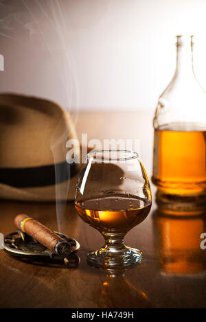 Whisky, cognac, brandy et cigare, sur fond de bois. Banque D'Images