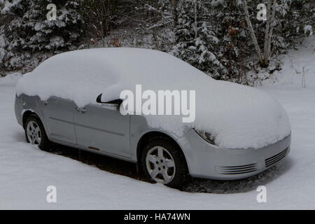 Un parking couvert de neige Banque D'Images