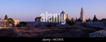 Vue panoramique sur le dôme et le clocher de l'église de la Dormition ou Hagia Maria Sion abbaye sur le mont Sion vieille ville Jérusalem Israël Banque D'Images