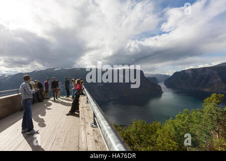 Les touristes en belvédère Stegastein observation deck, Bjørgavegen, Aurland, Norvège Banque D'Images