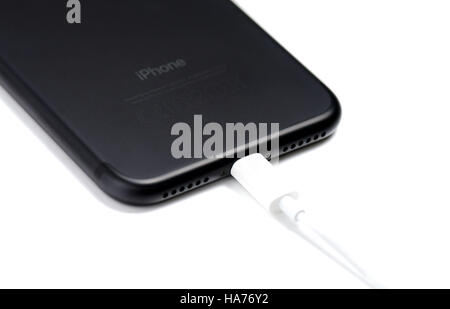 BRASOV, Roumanie - 26 novembre 2016 : retour de l'iPhone 7 noir mat nouveau produit Apple ; détail de la foudre de charge et câble isolé sur haut-parleur stéréo Banque D'Images