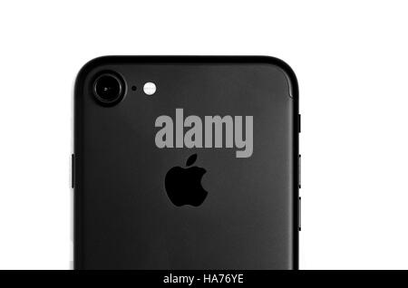 BRASOV, Roumanie - 25 novembre 2016 : l'iPhone 7 noir mat Détails de retour avec caméra et quad-flash isolated on white Banque D'Images