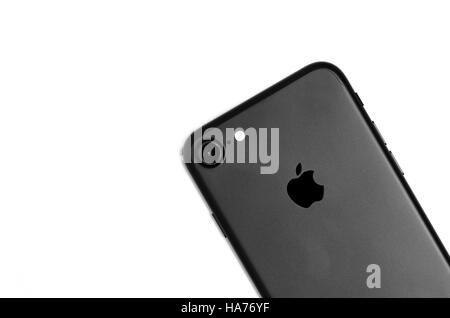 IPhone 7 noir mat Détails de retour avec caméra et quad-flash isolé sur fond blanc Banque D'Images