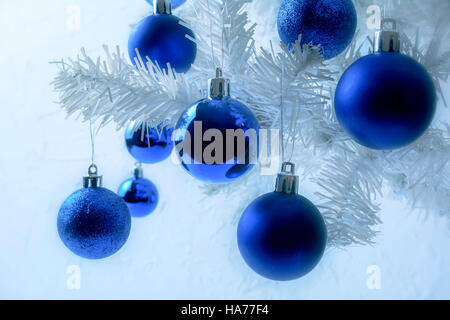 Fond de Noël avec des branches de sapin blanc et bleu de l'ornement. Noël arrière-plan. Banque D'Images