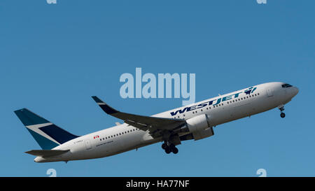 WestJet Airlines avion Boeing 767 C-FOGJ se décollant de l'Aéroport International de Vancouver dans l'air Banque D'Images
