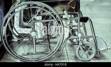 Fauteuil roulant vide stationné à l'hôpital Banque D'Images