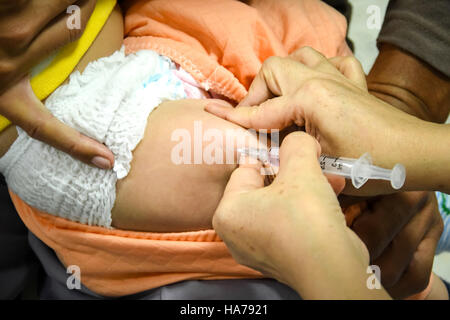 Les enfants qui reçoivent des vaccins au hors du côté de la cuisse.Enfants vaccin. Banque D'Images