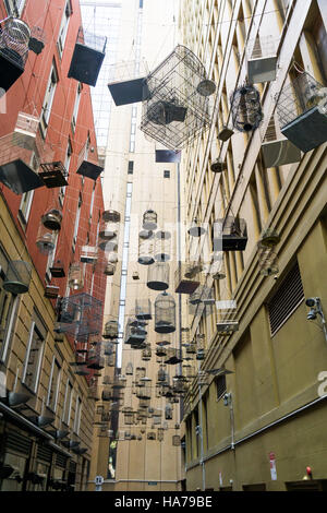 Des cages vides suspendus dans Angel Place, Sydney - une installation artistique appelé 'Forgotten Songs' Banque D'Images