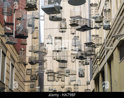 Des cages vides suspendus dans Angel Place, Sydney - une installation artistique appelé 'Forgotten Songs' Banque D'Images