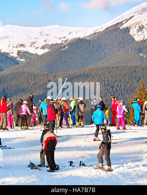 Beaucoup de gens en haut d'une pente en Bukovel. Bukovel est la plus populaire station de ski en Ukraine, en 2012 a été nommé le Banque D'Images