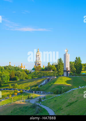 La renommée du parc avec des monuments de l'Holodomor. Coupole de Kiev-petchersk sur l'arrière-plan Banque D'Images