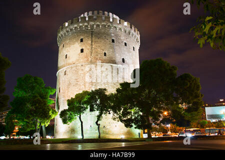 Célèbre Tour Blanche de Thessalonique la nuit. Grèce Banque D'Images