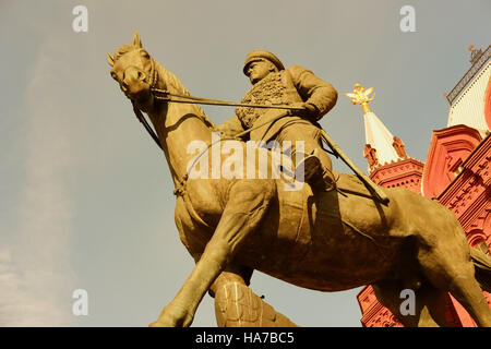 Statue équestre du Maréchal Gueorgui Joukov en face de l'État Historical Museum Manege ou Carré Manezhnaya Moscou Russie Banque D'Images