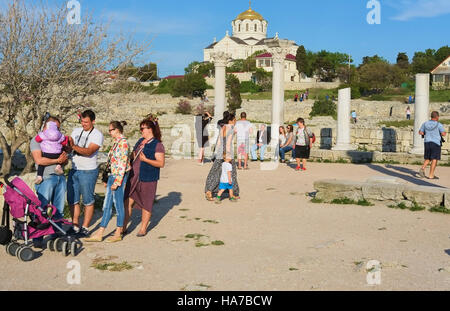 Les touristes à la cathédrale Saint-Vladimir et anciennes ruines de Chersonesus Taurica Crimée Banque D'Images