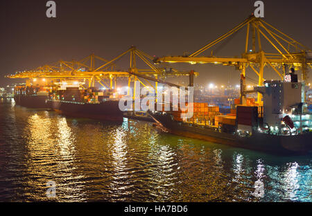 Mer industriel port de Barcelone la nuit. Espagne Banque D'Images