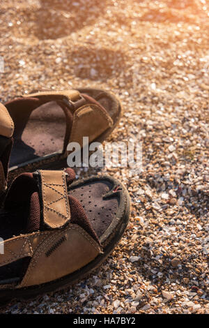 Chaussures sur le sable l'arrière-plan. Banque D'Images