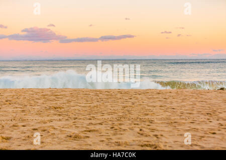 Montauk Beach et Ocean Surf au coucher du soleil Banque D'Images